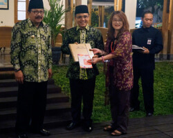 Opening Ceremony of Wonderful Indonesia Photo Trip by Governor of East Java and Regent of Banyuwangi.
<br>
Agatha Bunanta presented "Mata Indonesia" an art photography book, published by Candranaya to the Governor and to the Regent